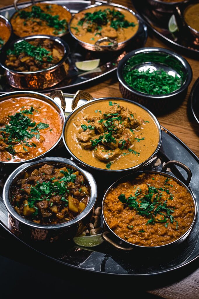 India toit ja toidukultuur ei erine ülejäänud maailma roogadest mitte ainult selle maitse vaid ka valmistamise meetodite poolest, mis peegeldab täiuslikku kombinatsiooni erinevatest kultuuridest ja ajastustest.