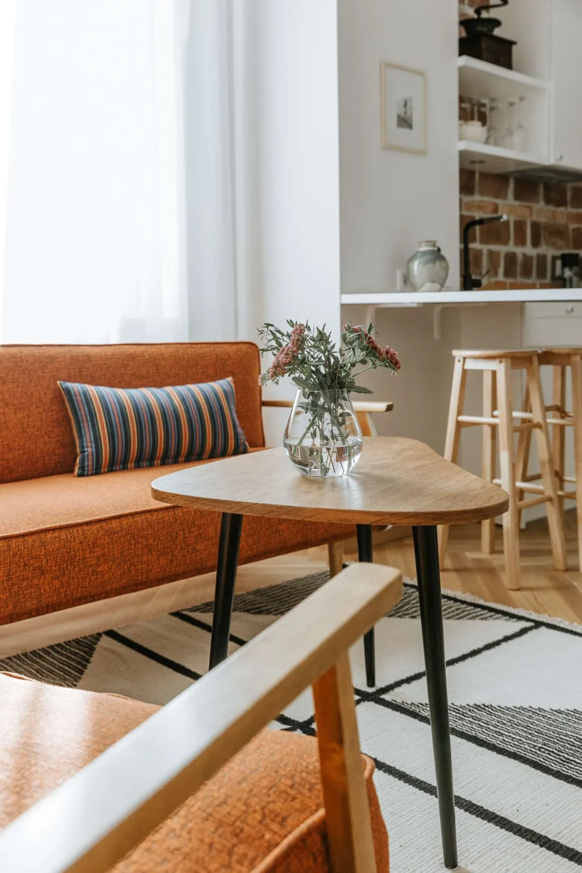 OHH tuba Eesti majutus Haapsalus kööginurk ja istumisnurk, lilled laual