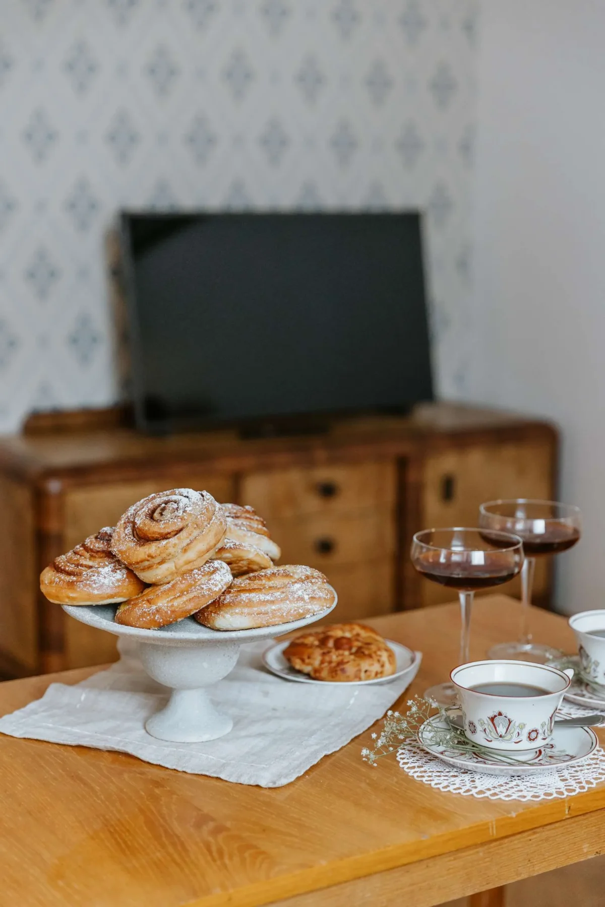 OHH tuba Eesti majutus Haapsalus televiisor ja kohvilaud