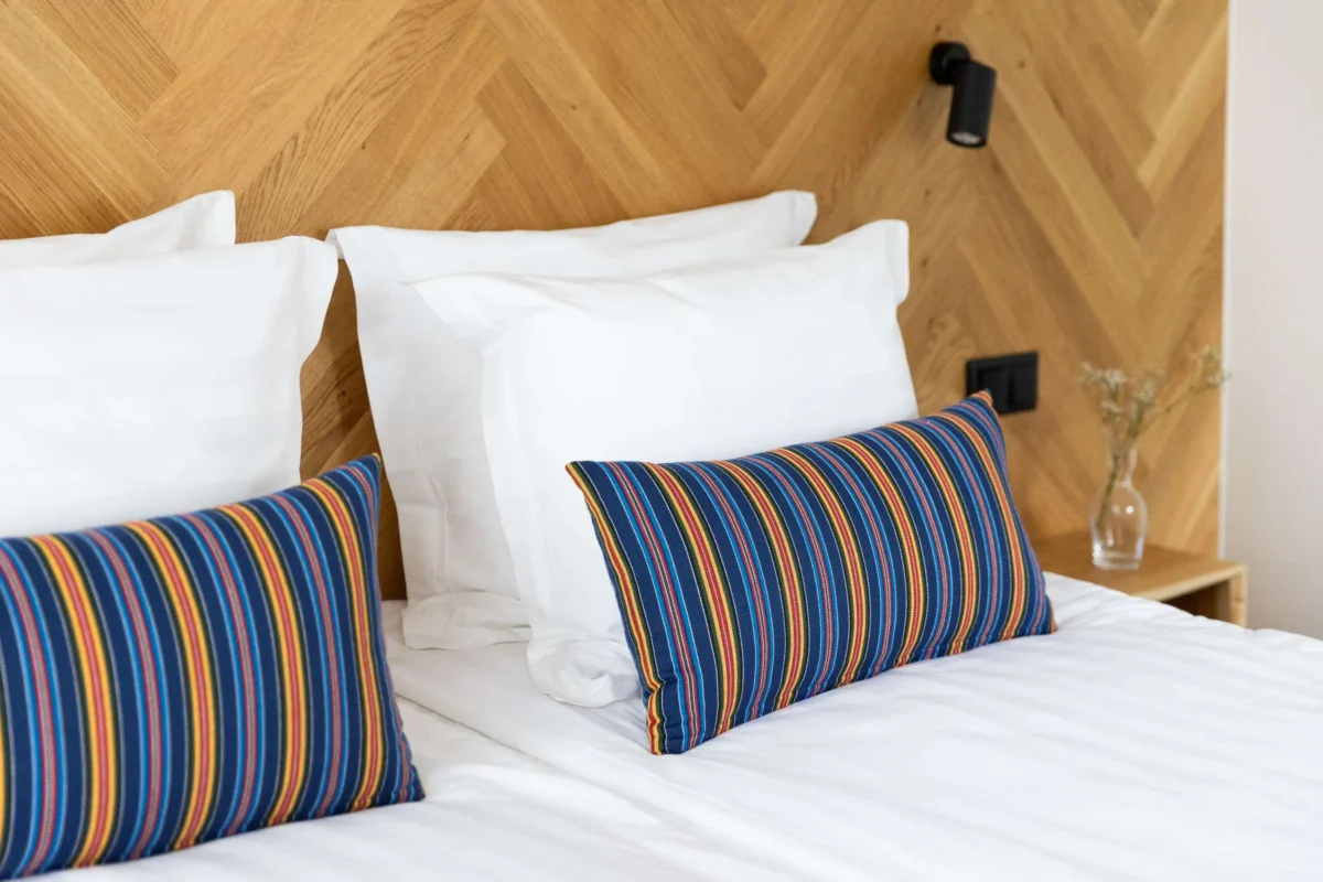 OHH tuba Eesti majutus Haapsalus voodi ja Eesti mustriga padjad