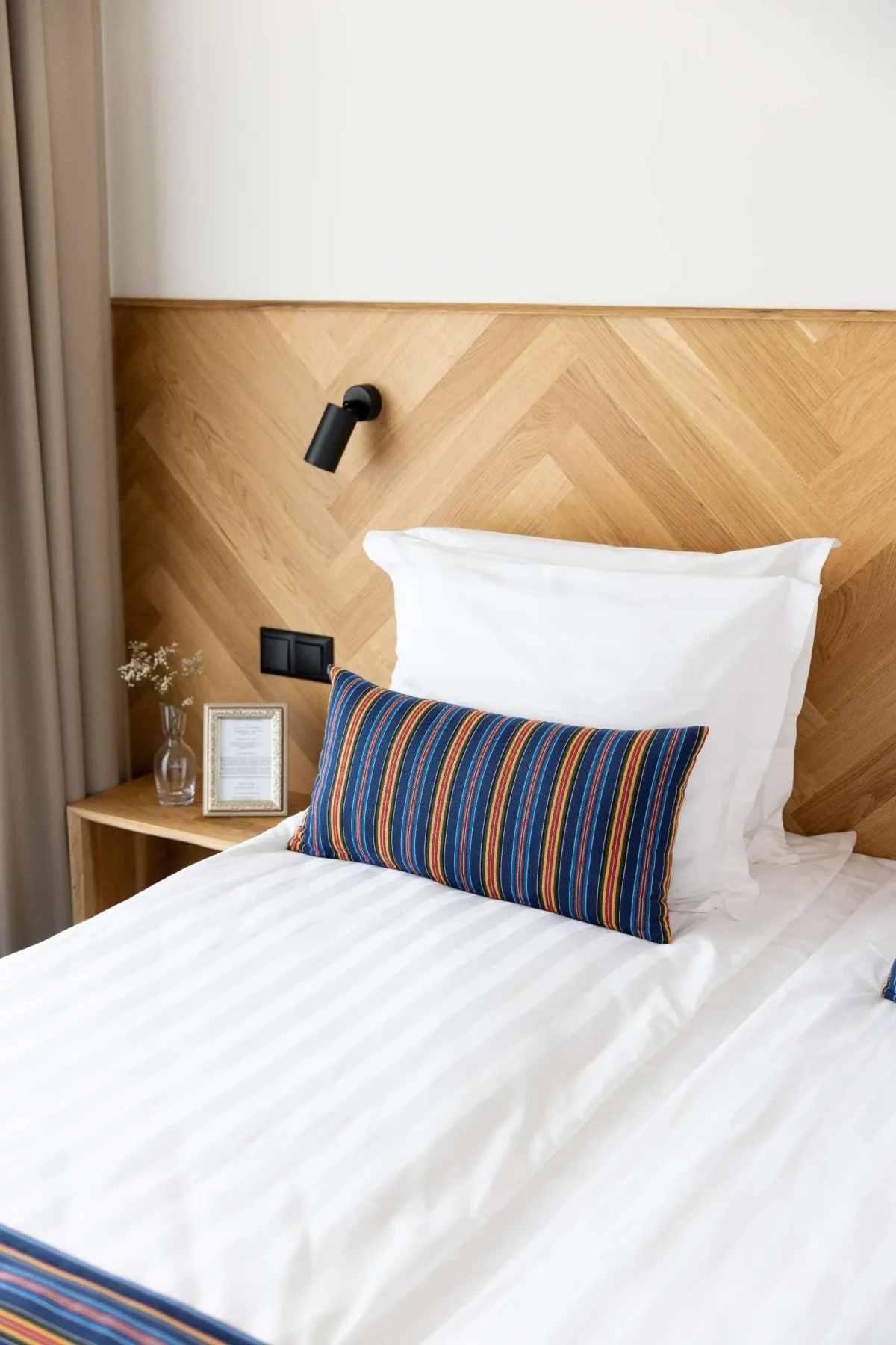 OHH tuba Eesti majutus Haapsalus voodi ja kalasaba sein