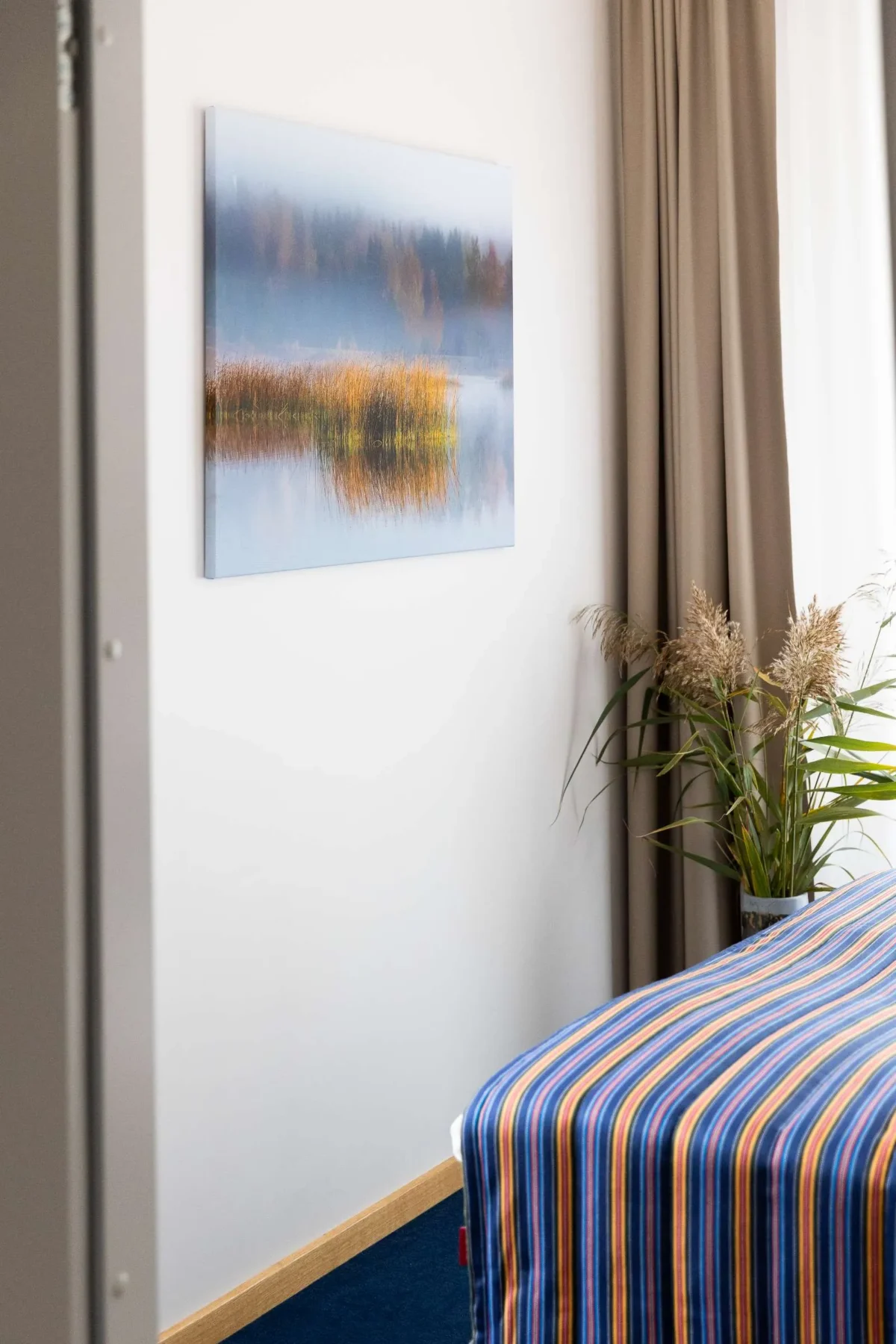 OHH tuba Eesti majutus Haapsalus voodi ja pilt seinal