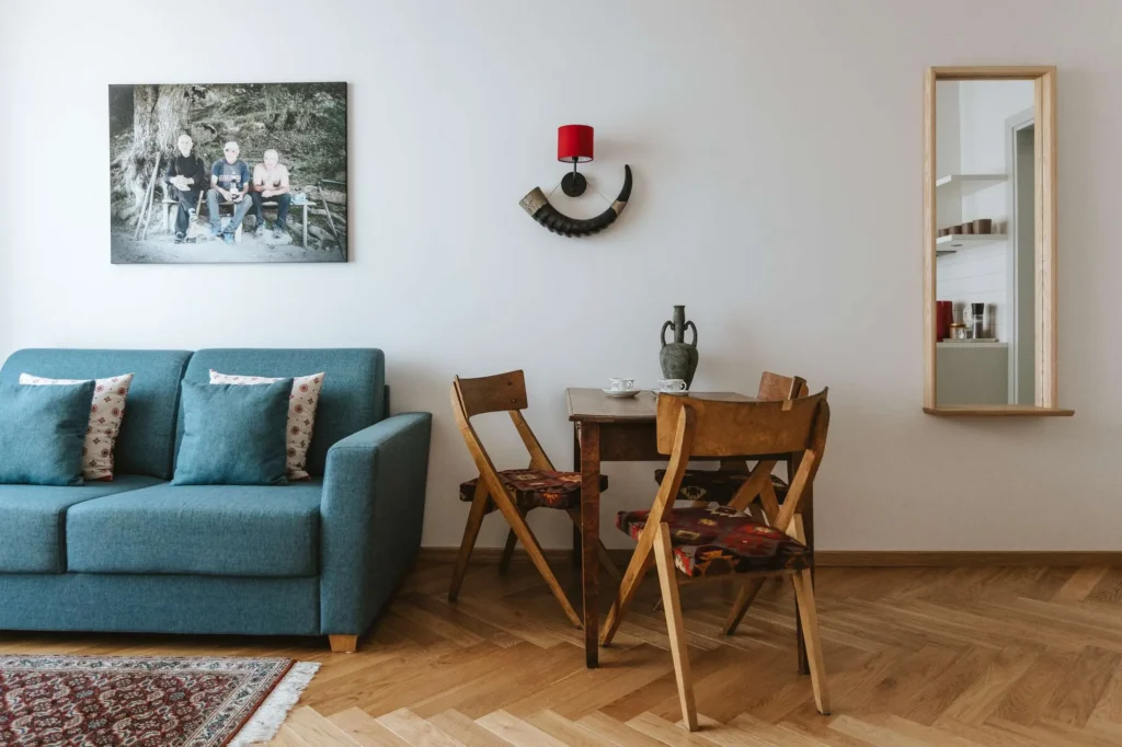 OHH tuba Gruusia majutus Haapsalus elutuba ja diivan