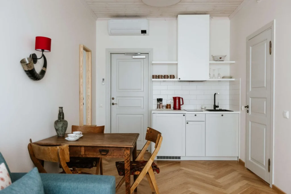 OHH tuba Gruusia majutus Haapsalus elutuba ja kööginurk ja istumisnurk