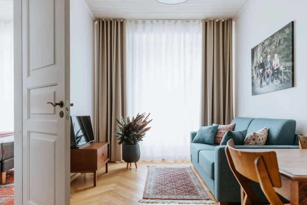 OHH tuba Gruusia majutus Haapsalus elutuba ja magamistoa uks