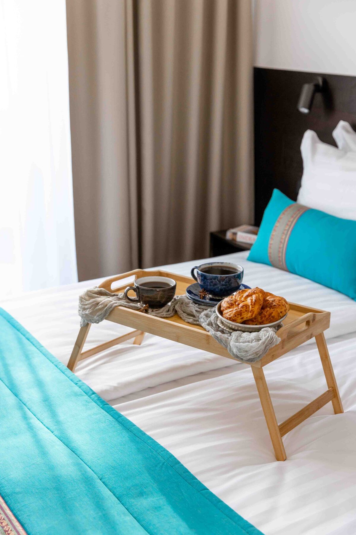 OHH tuba India majutus Haapsalus, magamistuba, hommikusöök voodisse