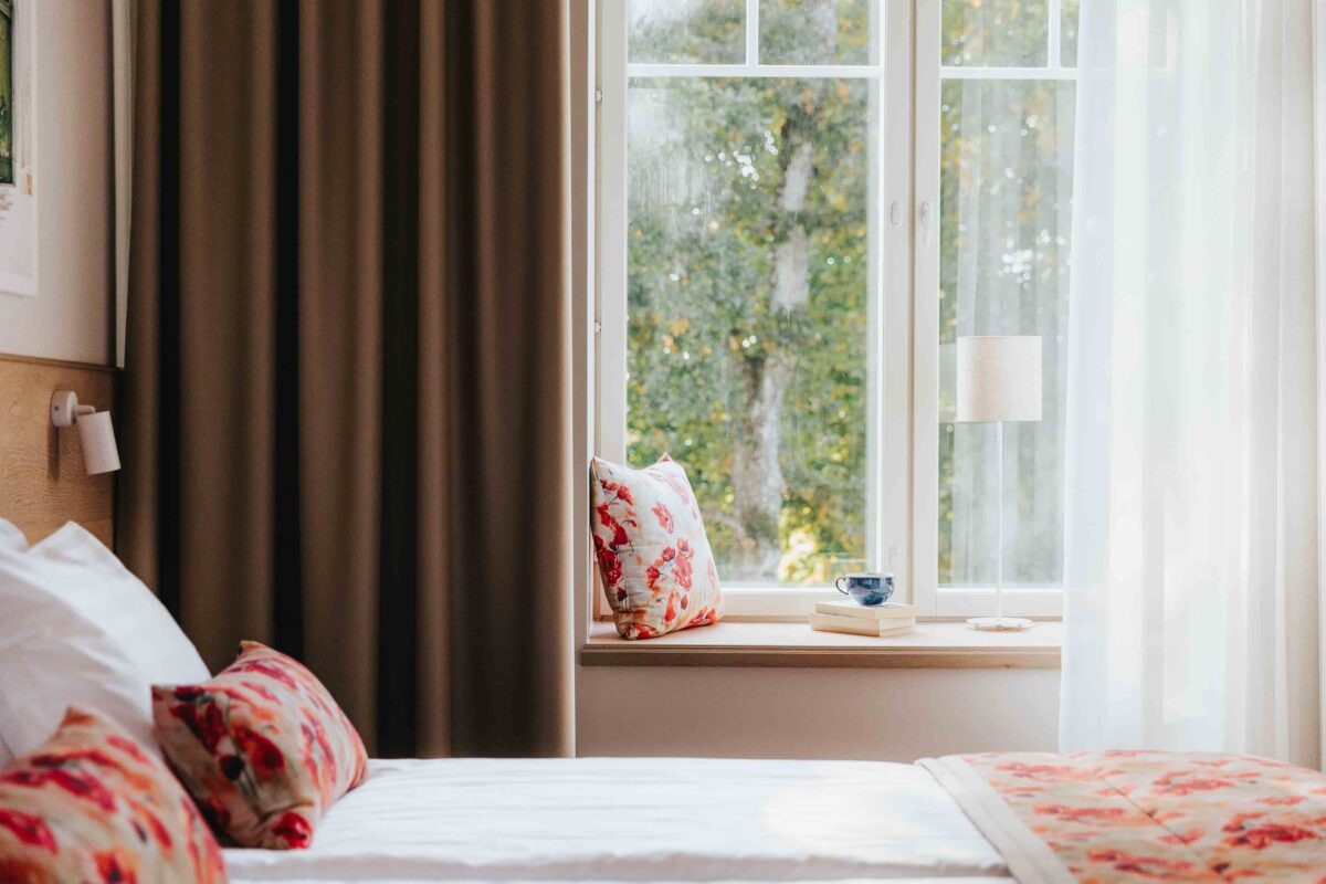 OHH tuba Itaalia majutus Haapsalus voodi, aknalaud lugemiseks