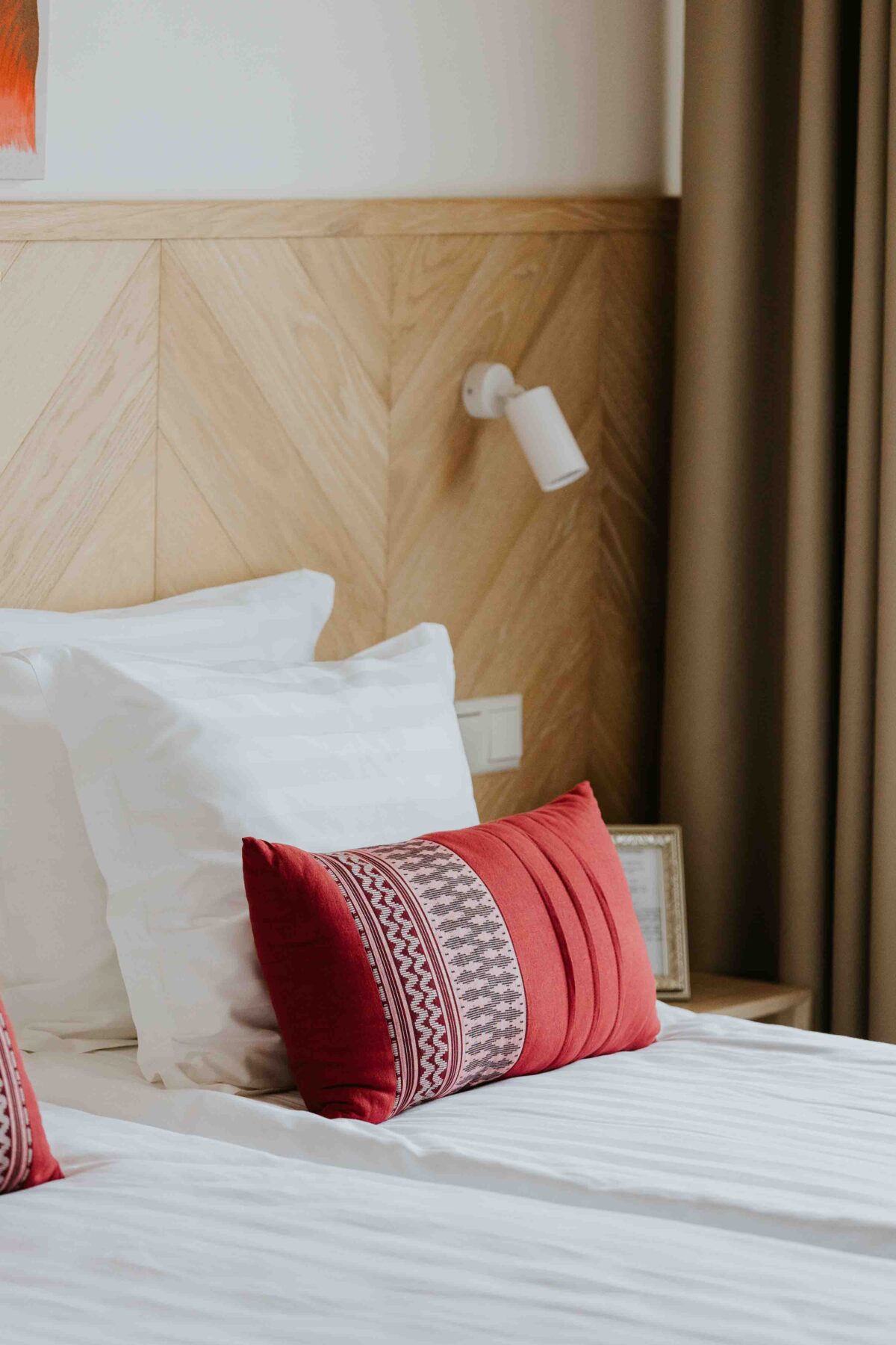 OHH tuba Myanmar majutsu Haapsalus voodi ja lugemislamp