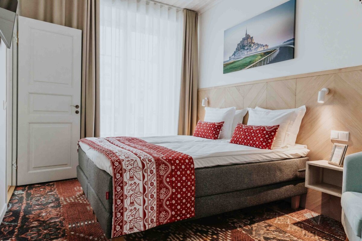 OHH tuba Prantsusmaa majutus Haapsalus voodi ja aken