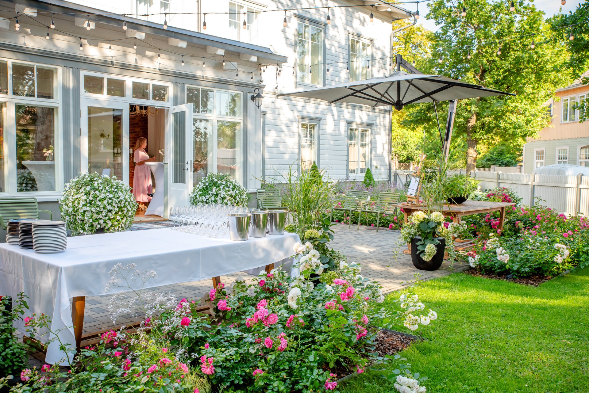 Peoks valmis seatud aed Old Hapsal Hotelis enne külaliste saabumist